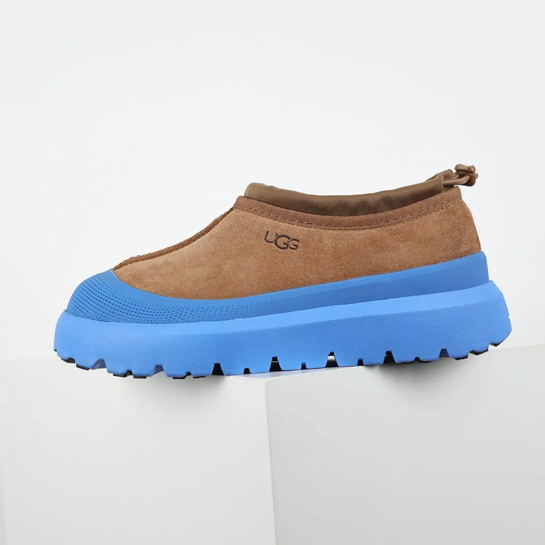 Pick up locally 💰620 Core recommendation Good price Cashmere insoles are a very suitable choice for keeping warm in winter and at home. In the new year, uug launched a series of styles, which are partial to the preferences of young consumers and have also moved to the forefront of fashion trends. Shoe body material Water-repellent coated suede upper 17mm UGGPURE™ implanted wool insole Lightweight non-slip comfortable rubber outsole With brand LOGO Trademark Comes with a full set of packaging Size: 35 36 37 38 39 40 41 42 43 44